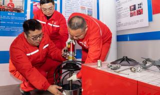 师傅日徒弟的场景